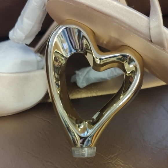 Elegant Cream Heels with Heart Detail - Picture 3 of 5